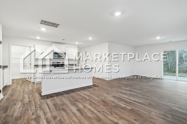 Building Photo - 2025 Southwood Cir