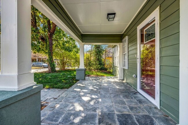Building Photo - CHARMING 3 BEDROOM BUNGALOW WITH BONUS ROO...