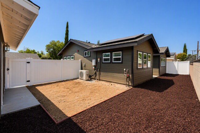 Building Photo - 4805 Charlotte Way