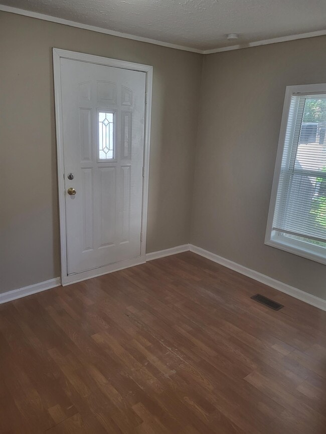 Building Photo - 125 E Locust St