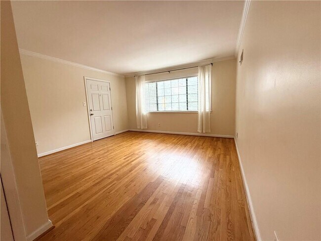 Building Photo - 410 Candler Park Dr NE
