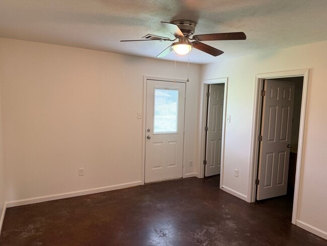 Building Photo - 2 Bed 2 Bath Duplex