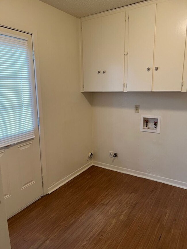 Building Photo - 2 bed 1 bath Duplex in Georgetown