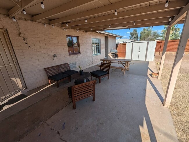 Building Photo - 5034 E 17th St