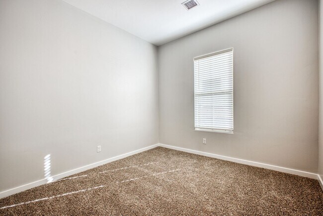 Building Photo - Beautiful East side House 4 bed-2.5 baths, part of The  Club that includes Swimming Pool, Gym, Te...