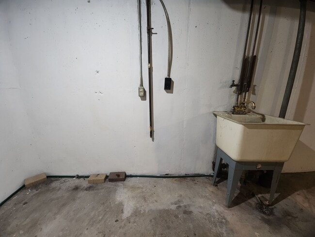 Building Photo - 631-633 E Longview Dr.