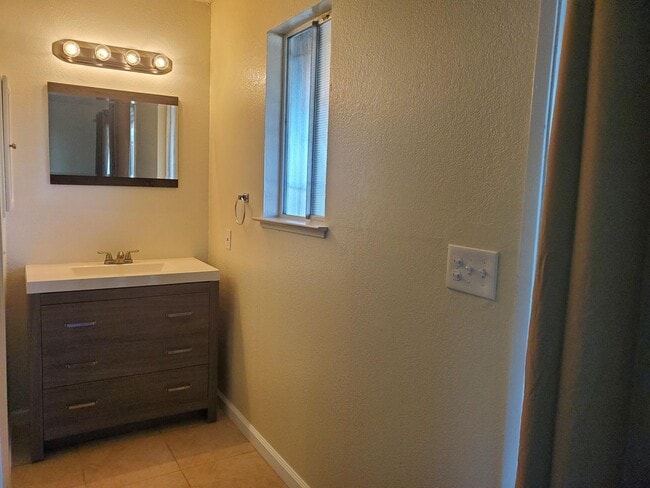 Building Photo - Nice 3 bedroom 2 bathroom Home
