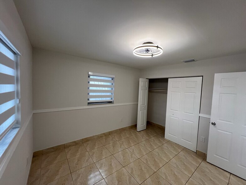 Building Photo - 160 E 34th St