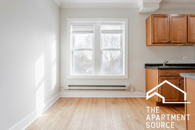 Building Photo - 3815 N Greenview Ave