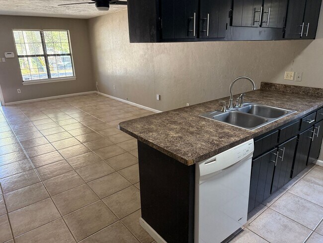 Building Photo - Fenced yard with NO CARPET in Melody Hills!