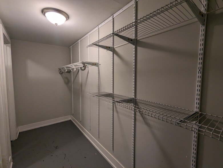 Building Photo - 910 W George St