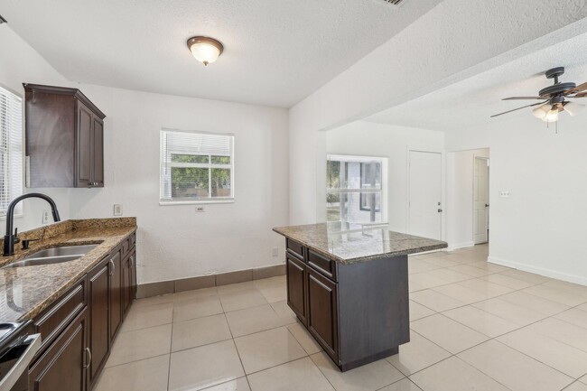 Building Photo - 2-Bedroom, 1.5-Bathroom Home in Tampa – Pe...