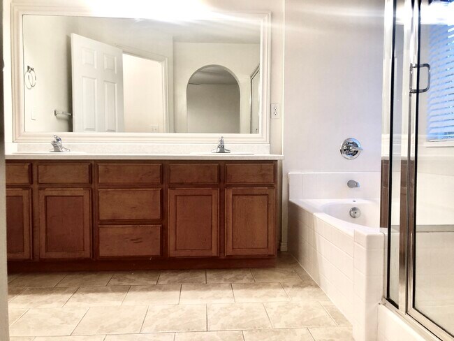 Building Photo - 944 Longleaf Dr