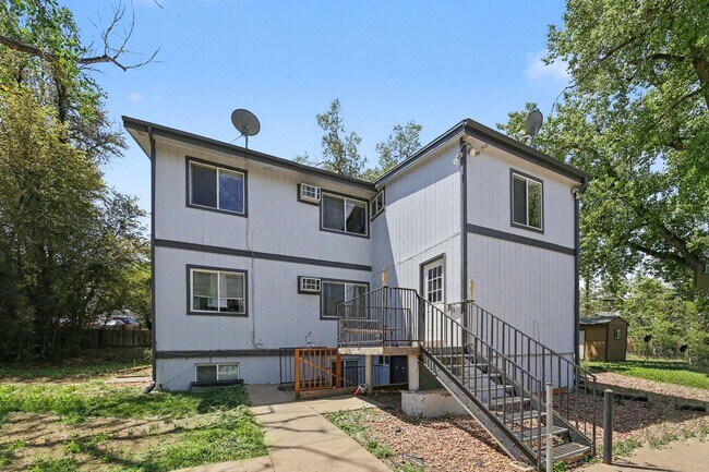 Building Photo - FOR RENT! Beautifully Remodeled 2 Bed/1 Bath Unit – Don’t Miss Out!
