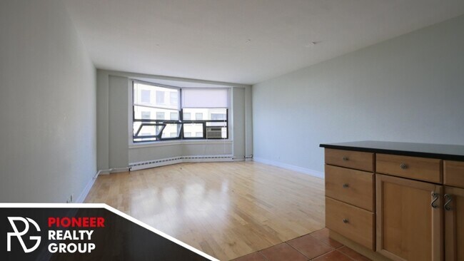 Building Photo - High rise in Lakeview East