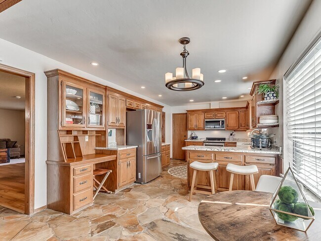 Building Photo - Fully Furnished Short Term Rental