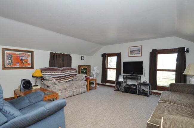 Building Photo - 1 Bed 1 Bath Upper Unit