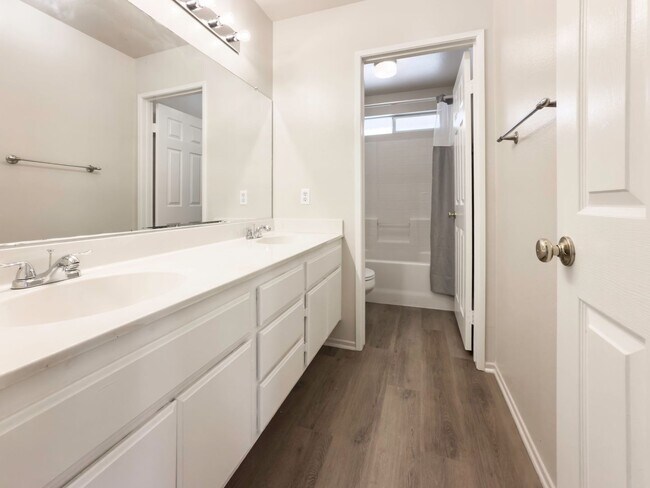 Building Photo - RARE 6 BEDROOM HOME FOR RENT IN OPTIMUM LO...
