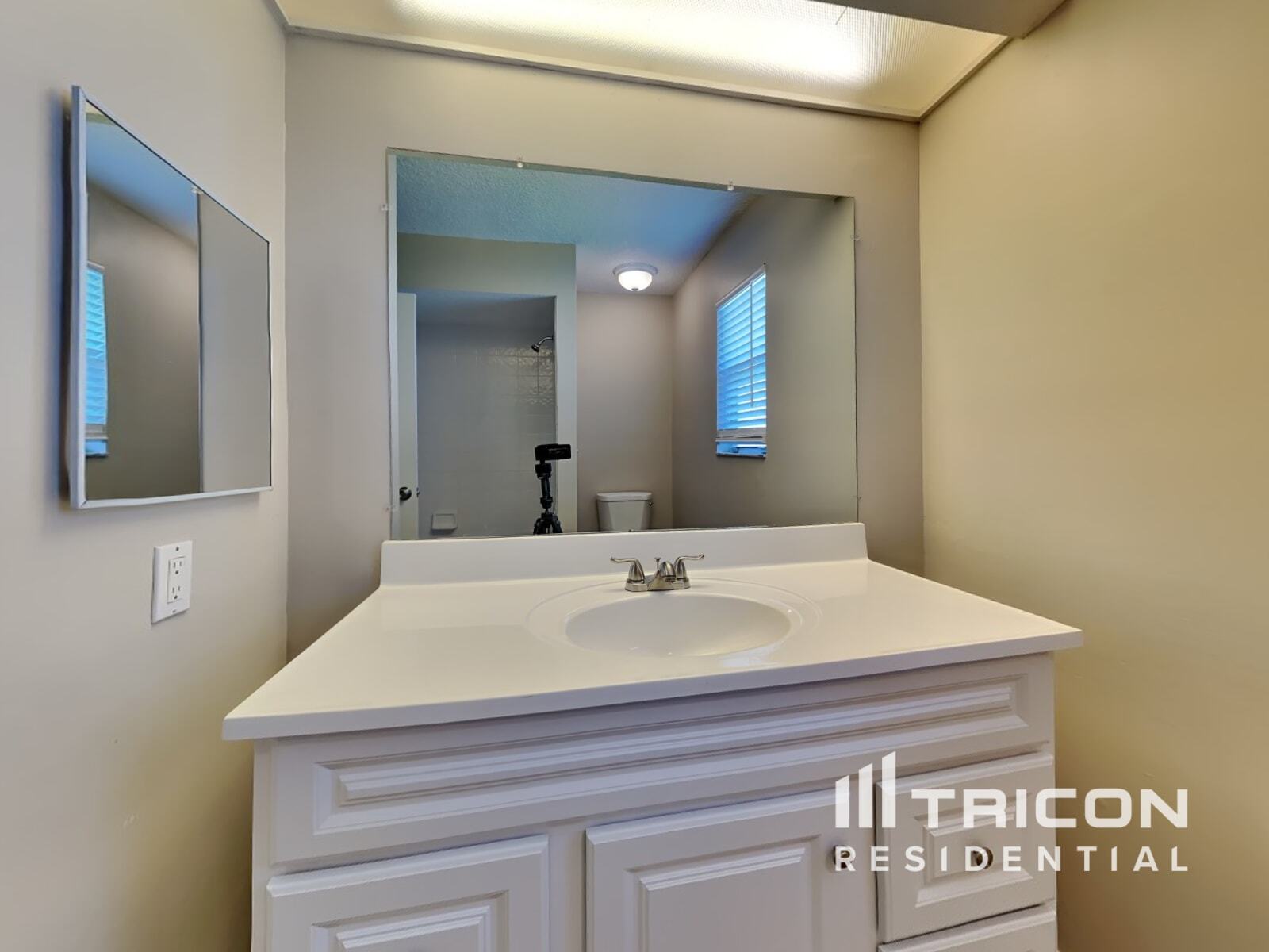 Building Photo - 528 Little Lake Ct
