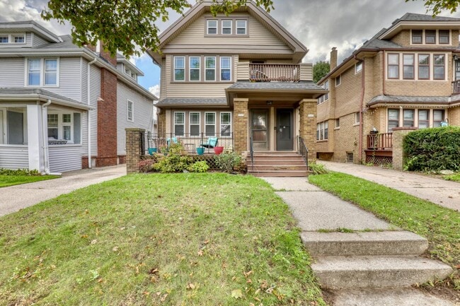 Building Photo - 5113 W Wisconsin Ave