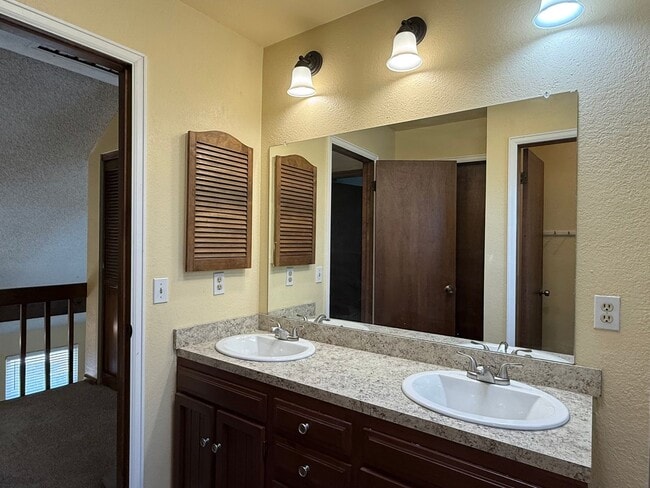 Building Photo - Spacious Home in the Heart of Aurora with ...