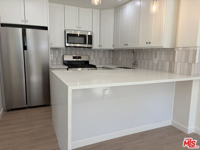 Building Photo - 15225 Valleyheart Dr