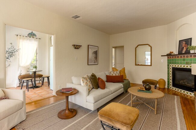 Building Photo - 2166 Beachwood Terrace