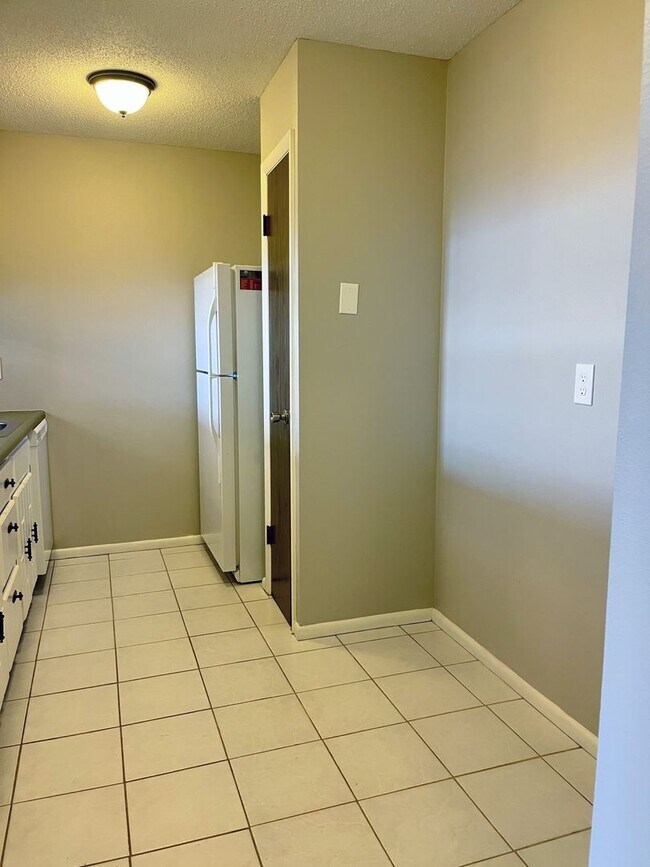 Building Photo - 444 N Clay Ave