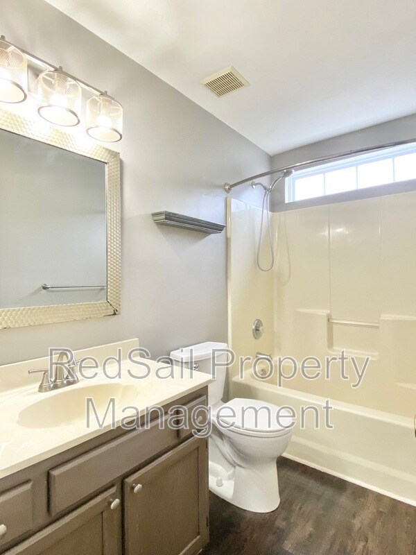 Building Photo - 913 Foxboro Dr