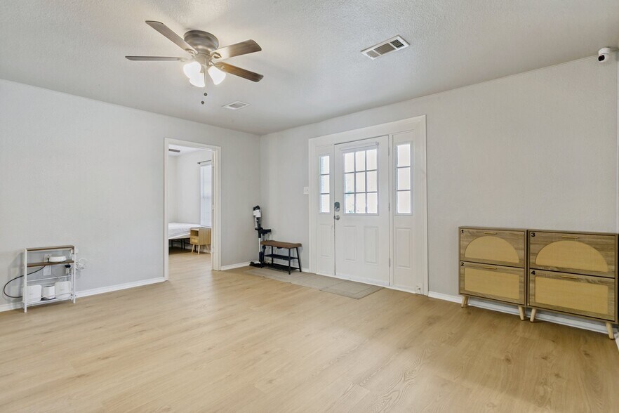 Building Photo - 107 S Crawford St