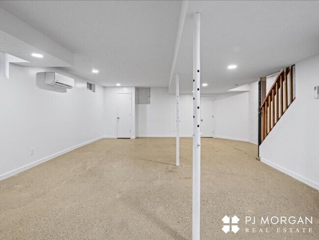 Building Photo - 3603 Davenport St