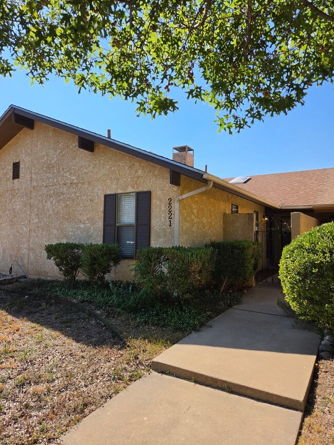 Building Photo - 2221 Valleyview Blvd