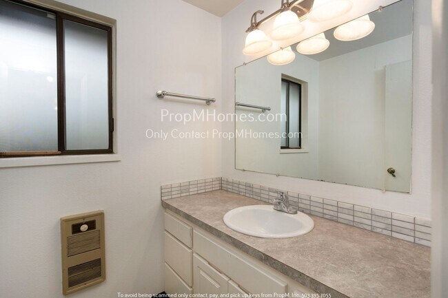 Building Photo - Cozy Two-Bedroom in Gresham - New Washer/D...