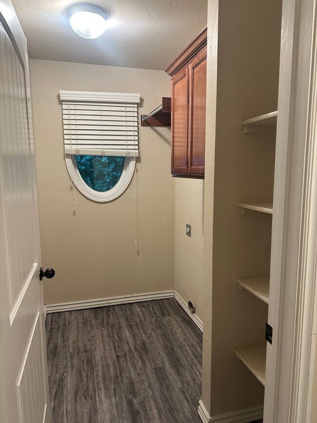 Building Photo - Beautiful 3 Bedroom Home With An In-Ground Storm Shelter!!!