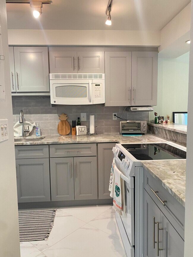 Building Photo - 2 Royal Palm Way