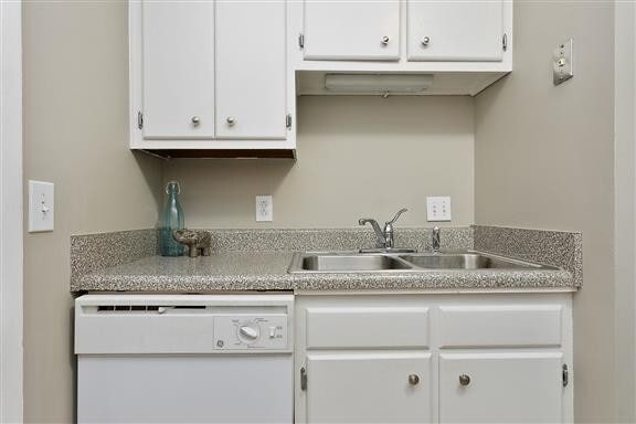 Building Photo - Green Hills Condo