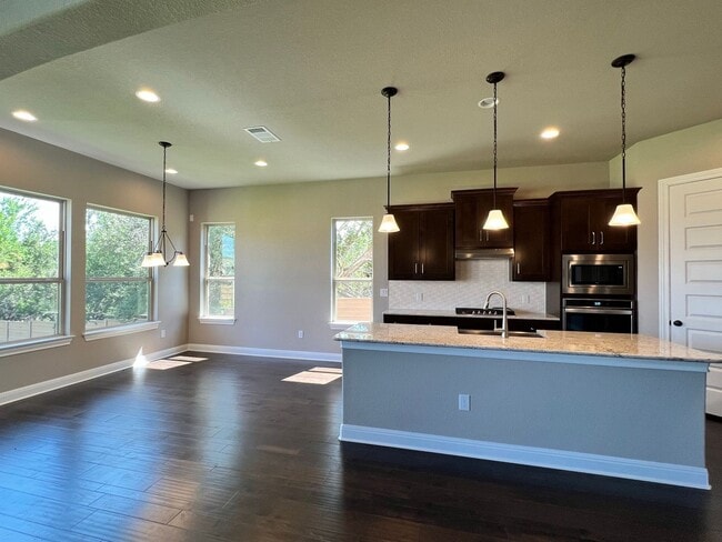Building Photo - Georgeous 5-Bedroom in the Three Points Community