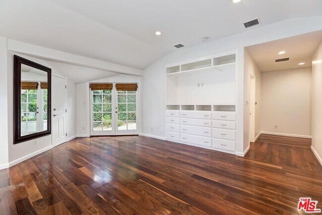 Building Photo - 4221 W Toluca Lake Ln
