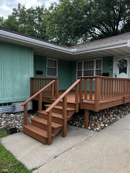 Shared Front Porch - 103 W Golf Ave