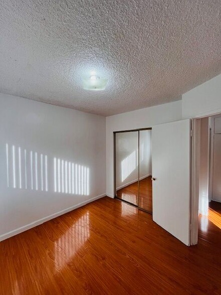 Building Photo - 1260 Beachwood Dr