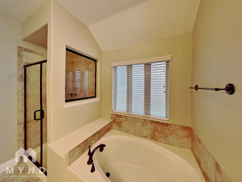 Building Photo - 405 Bentley Dr