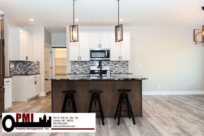 Building Photo - 5 Bedroom and 3 Bathroom House