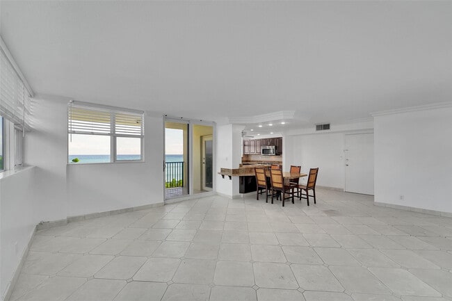 Building Photo - 1239 Hillsboro Mile