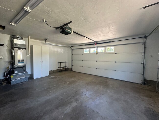Building Photo - Three Bedroom Home in South Salem with Lar...