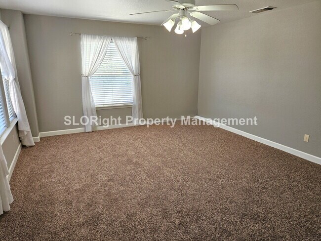 Building Photo - AVAILABLE AUGUST - Spacious 3 Bed / 2.5 Bath Templeton Condo