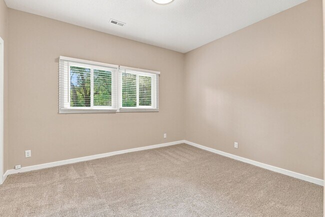 Building Photo - 350 Skyline Dr