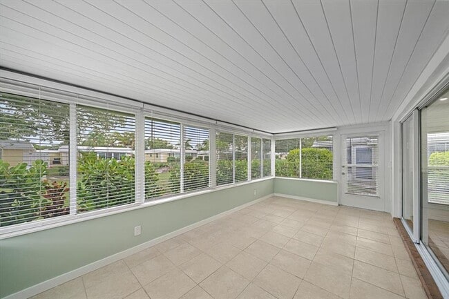 Building Photo - 5865 Tidewood Ave