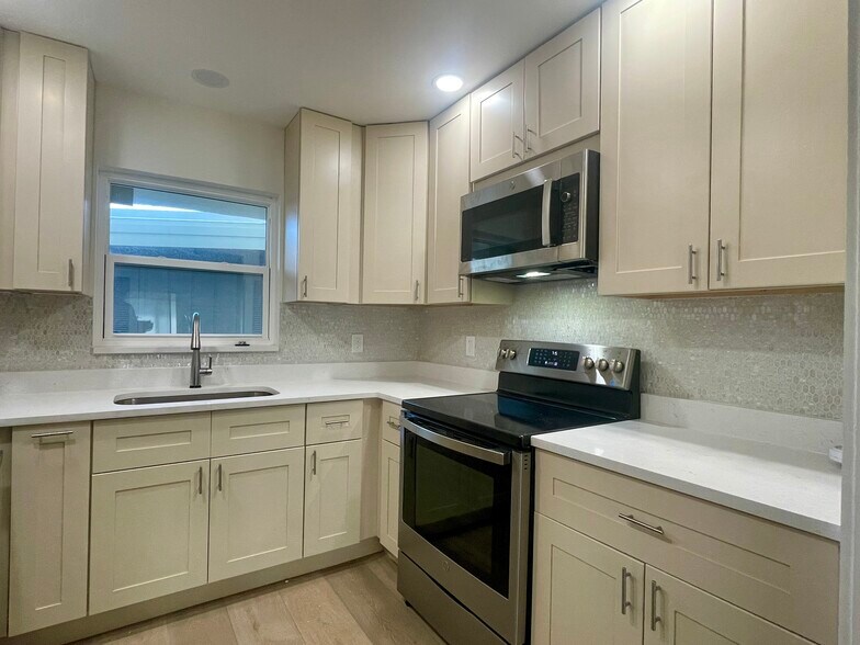Building Photo - 6300 Flotilla Dr