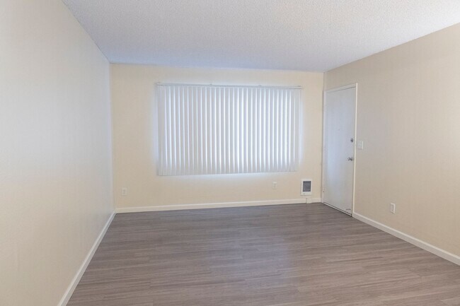 Building Photo - Classic Pet Friendly 1 Bedroom in Irvington!