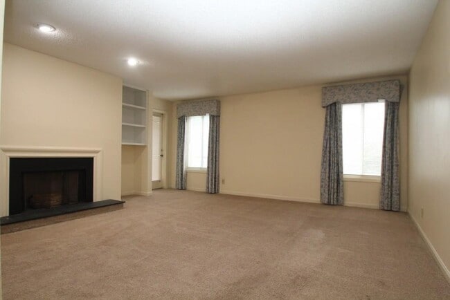 Building Photo - 574 Emory Oaks Way